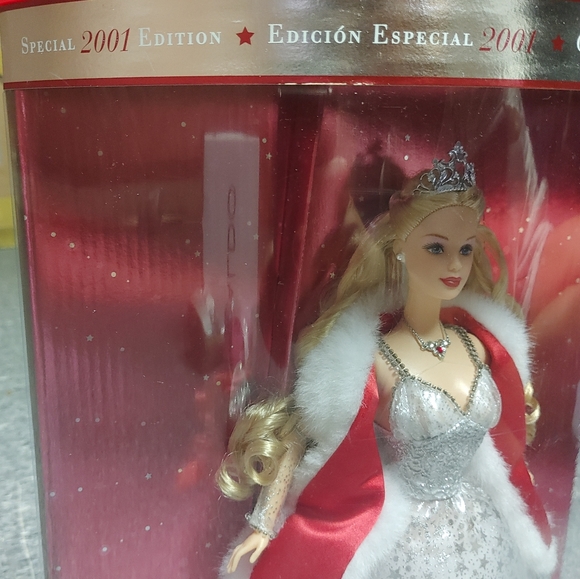 Holiday Celebration Barbie 2001 Collectors Edition - Picture 8 of 8